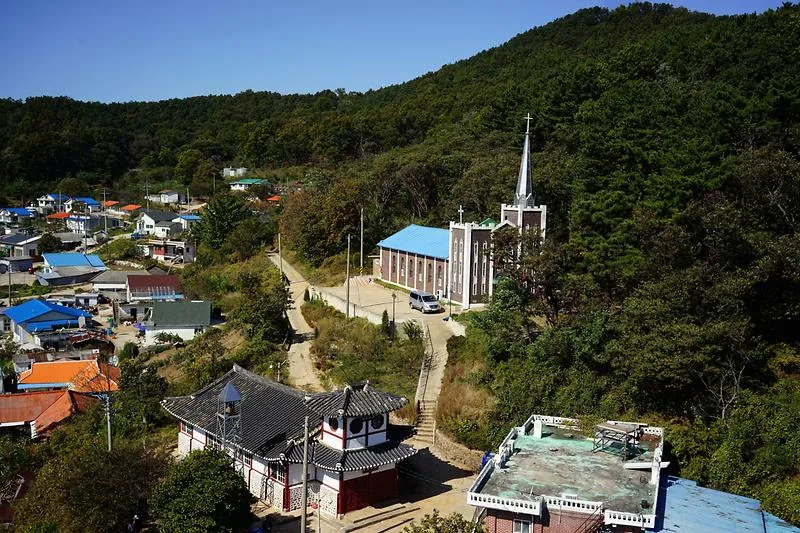 숲과 주문도 마을 사이에 자리한 서도중앙교회